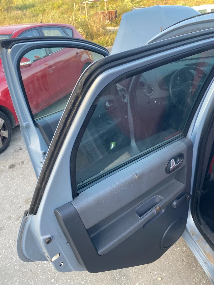 Foto de GOMAS CONTORNO PUERTA MITSUBISHI COLT CZ3 BERL. 5 (Z30A) 1.3 CAT (95 CV / 70 KW)