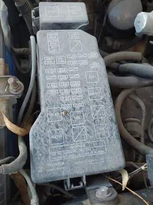 Foto de CAJA RELES / FUSIBLES TOYOTA LAND CRUISER (J9) 3.0 Turbodiesel (125 CV / 92 KW)