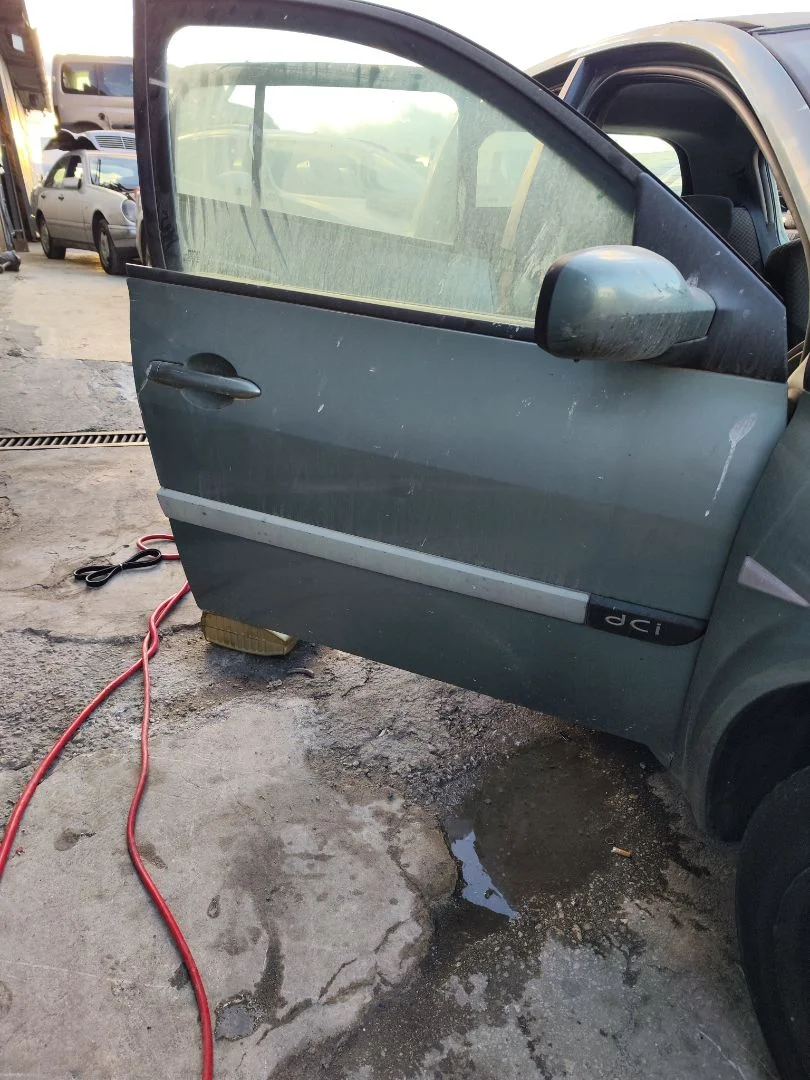 Foto de PUERTA DELANTERA DERECHA RENAULT MEGANE II BERLINA 5P 1.5 dCi Diesel (101 CV / 74 KW) referencia 7751473729