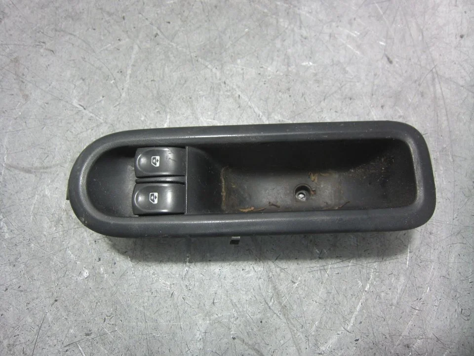 Foto de MANDO ELEVALUNAS DELANTERO IZQUIERDO RENAULT CLIO III 1.2 (75 CV / 55 KW) referencia 8200356513