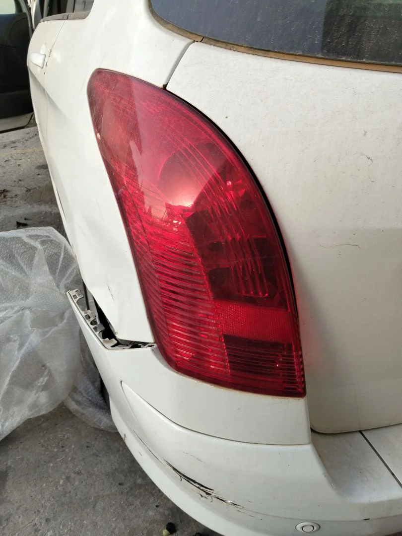 Foto de PILOTO TRASERO IZQUIERDO PEUGEOT 308 SW 1.6 HDi FAP CAT (9HZ / DV6TED4) (109 CV / 80 KW)
