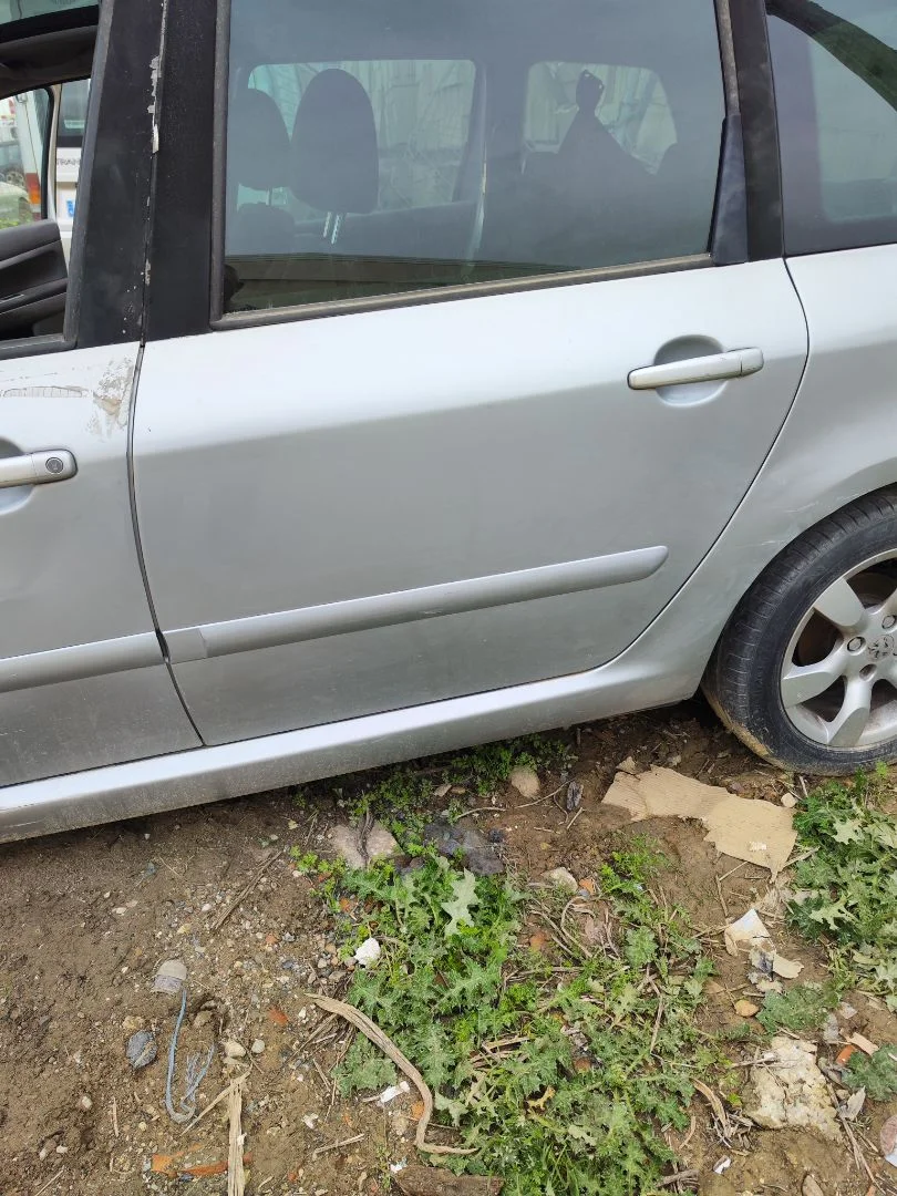Foto de PUERTA TRASERA IZQUIERDA PEUGEOT 307 BREAK/ SW (S2) 2.0 16V HDi FAP CAT (RHR / DW10BTED4) (136 CV / 100 KW) referencia 9006E8