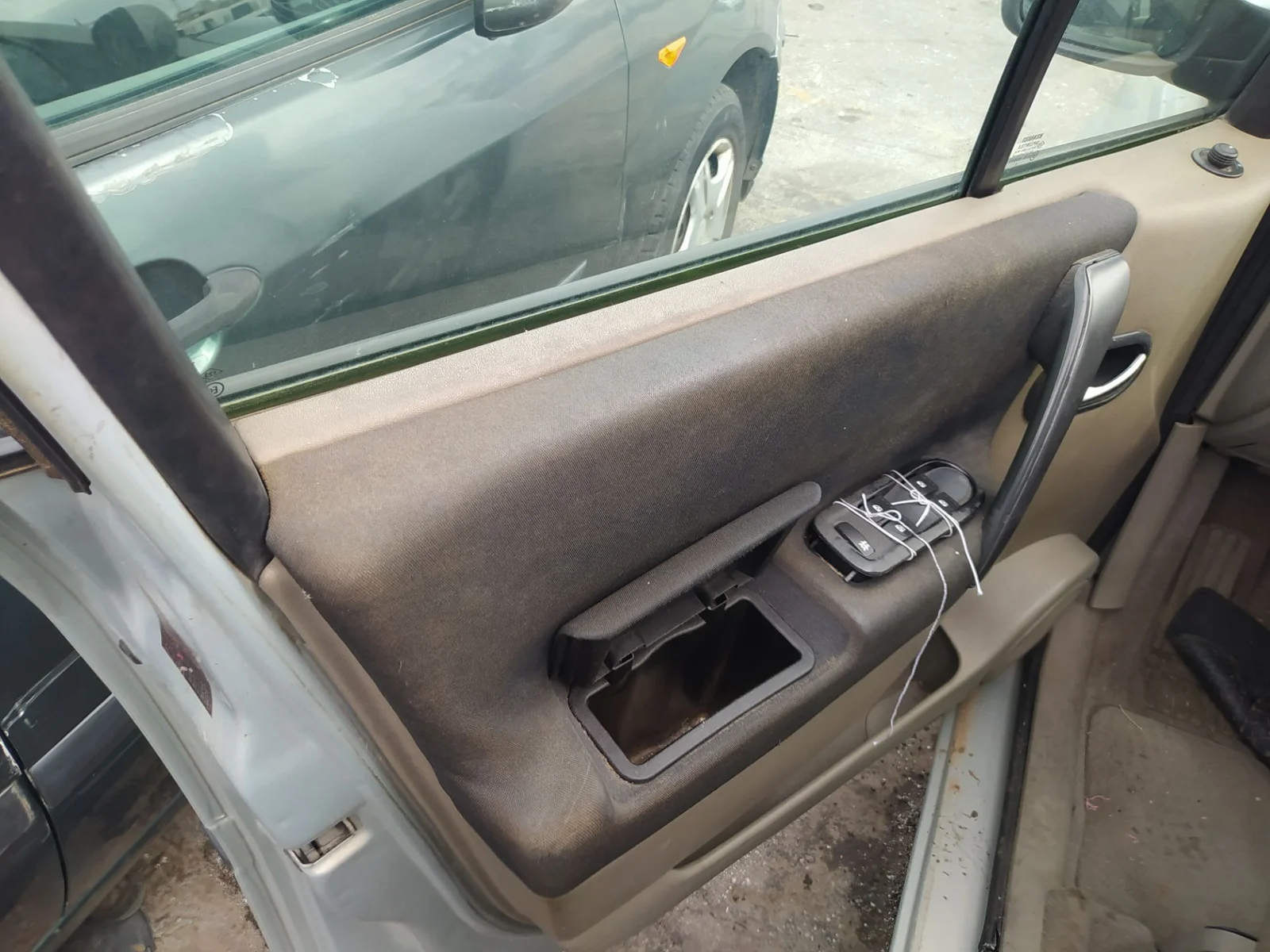Foto de RETENEDOR PUERTA RENAULT SCENIC II (JM) 1.6 16V (113 CV / 83 KW)