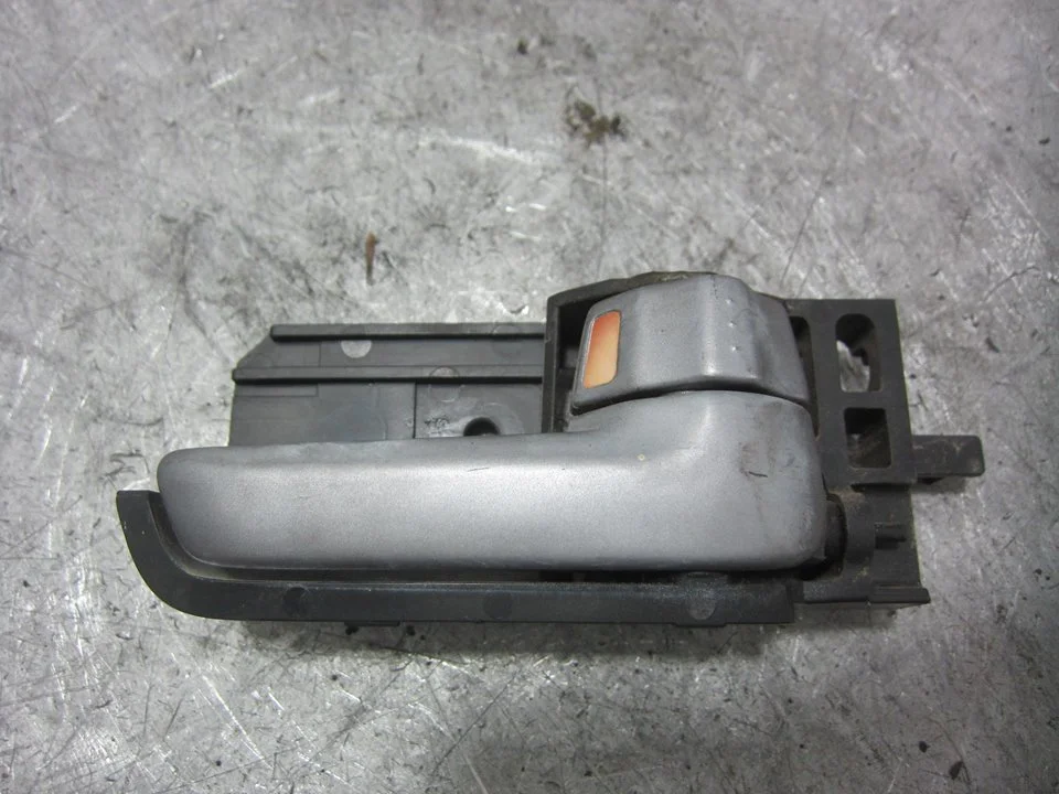 Foto de MANETA INTERIOR DELANTERA DERECHA SUZUKI SWIFT BERLINA (RS/MZ) 1.3 DDiS Diesel CAT (69 CV / 51 KW) referencia 8311063J20LF1