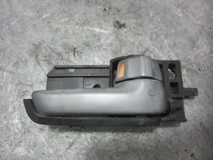 Foto de MANETA INTERIOR DELANTERA DERECHA SUZUKI SWIFT BERLINA (RS/MZ) 1.3 DDiS Diesel CAT (69 CV / 51 KW) referencia 8311063J20LF1
