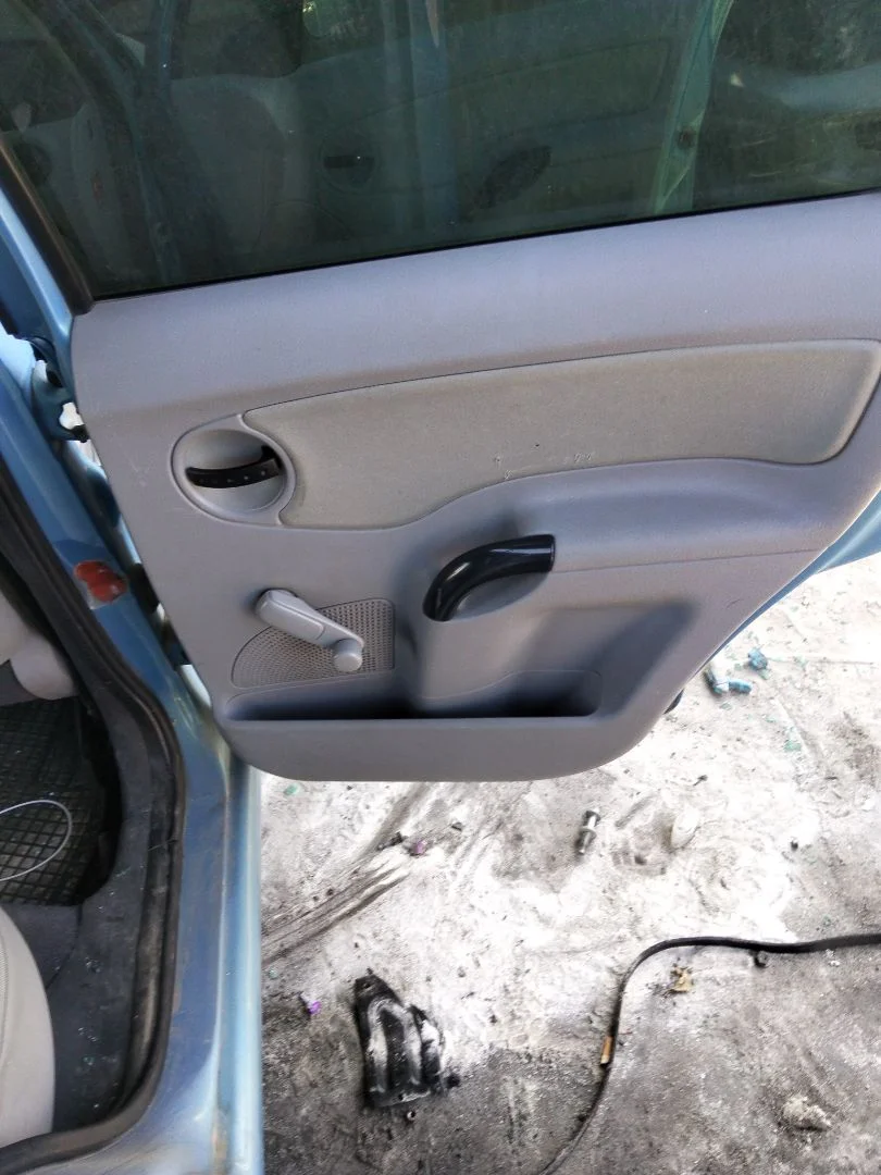 Foto de GUARNECIDO PUERTA TRASERA DERECHA CITROEN C3 referencia 9330E7