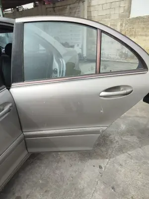 Foto de PUERTA TRASERA IZQUIERDA MERCEDES-BENZ CLASE C (BM 203) BERLINA 3.0 CDI CAT (224 CV / 165 KW) referencia A203730070567 foto 2