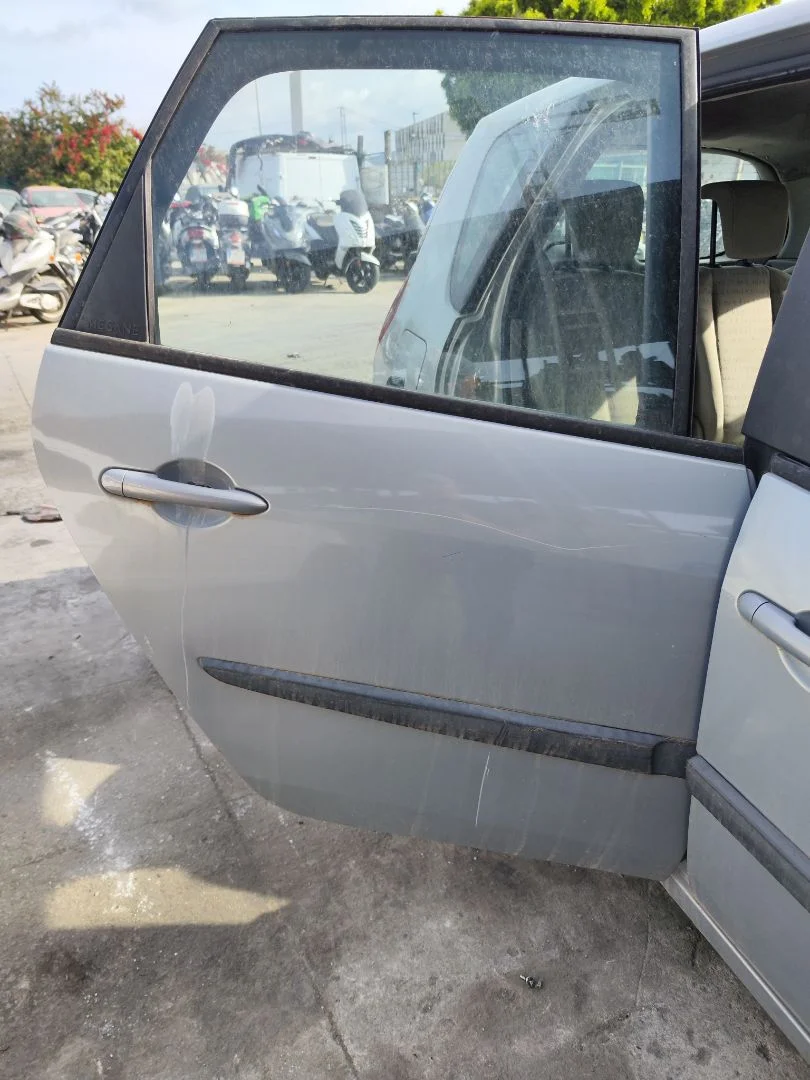 Foto de PUERTA TRASERA DERECHA RENAULT SCENIC II (JM) 1.9 dCi Diesel (120 CV / 88 KW) referencia 821005158R