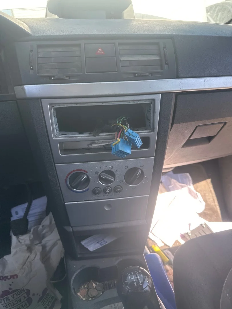 Foto de CONSOLA CENTRAL OPEL MERIVA 1.6 16V (101 CV / 74 KW)