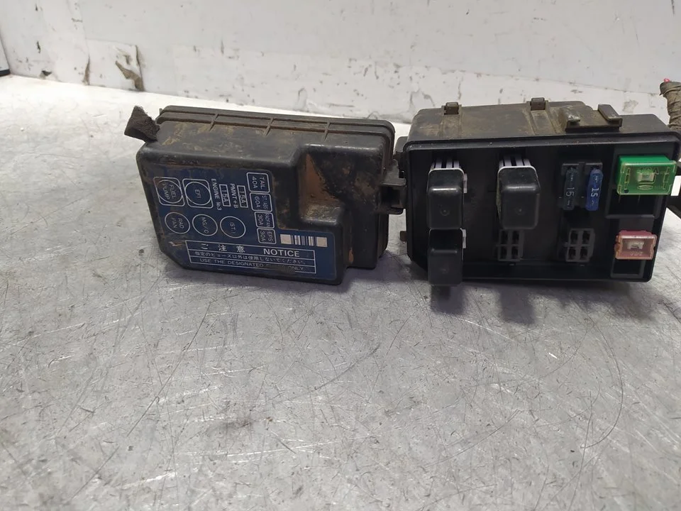 Foto de CAJA RELES / FUSIBLES DAIHATSU