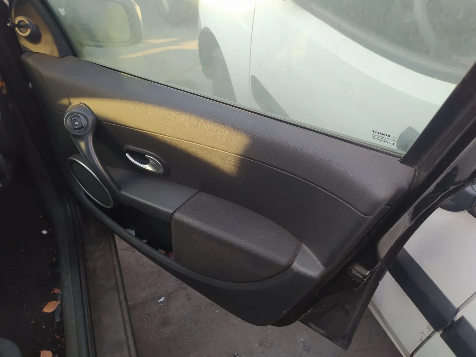 Foto de MANETA INTERIOR DELANTERA DERECHA RENAULT CLIO III 1.5 dCi Diesel (68 CV / 50 KW) referencia 8200310580