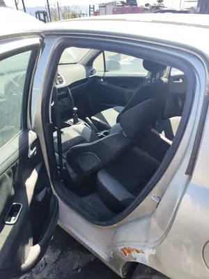Foto de GOMAS CONTORNO PUERTA PEUGEOT 207 1.4  (73 CV / 54 KW)