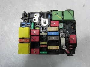 Foto de CAJA RELES / FUSIBLES PEUGEOT 208 1.2 12V e-VTi (82 CV / 60 KW) referencia 9804848480