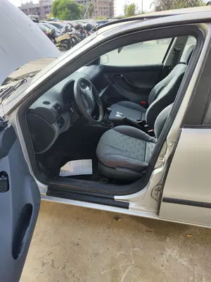 Foto de GOMAS CONTORNO PUERTA SEAT LEON (1M1) 1.6  (101 CV / 74 KW)
