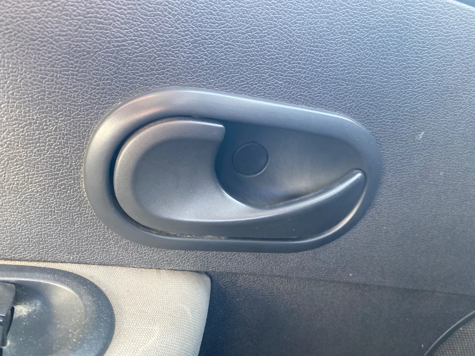 Foto de MANETA INTERIOR DELANTERA IZQUIERDA RENAULT CLIO III 1.5 dCi Diesel (68 CV / 50 KW) referencia 8200310579