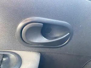 Foto de MANETA INTERIOR DELANTERA IZQUIERDA RENAULT CLIO III 1.5 dCi Diesel (68 CV / 50 KW) referencia 8200310579