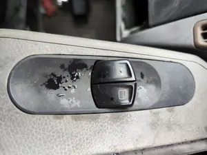 Foto de MANDO ELEVALUNAS DELANTERO DERECHO MERCEDES-BENZ VITO FURGÓN (639) 2.1 CDI CAT (109 CV / 80 KW)