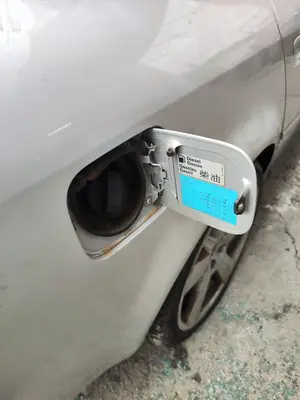 Foto de TAPA EXTERIOR COMBUSTIBLE AUDI A6 BERLINA (4B2) 2.5 V6 24V TDI (150 CV / 110 KW) referencia 4B0809905A foto 2