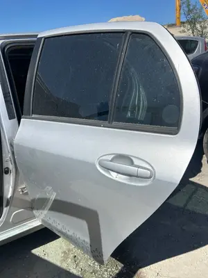 Foto de PUERTA TRASERA IZQUIERDA TOYOTA YARIS (KSP9/SCP9/NLP9) 1.3 16V CAT (101 CV / 74 KW) referencia 670040D110
