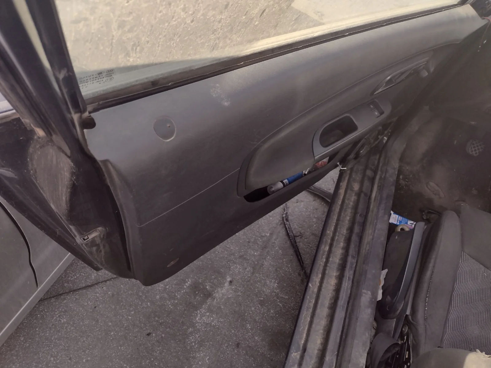 Foto de GUARNECIDO PUERTA DELANTERA IZQUIERDA SEAT IBIZA (6L1) 1.9 TDI (101 CV / 74 KW) referencia 6L3867011APFKZ