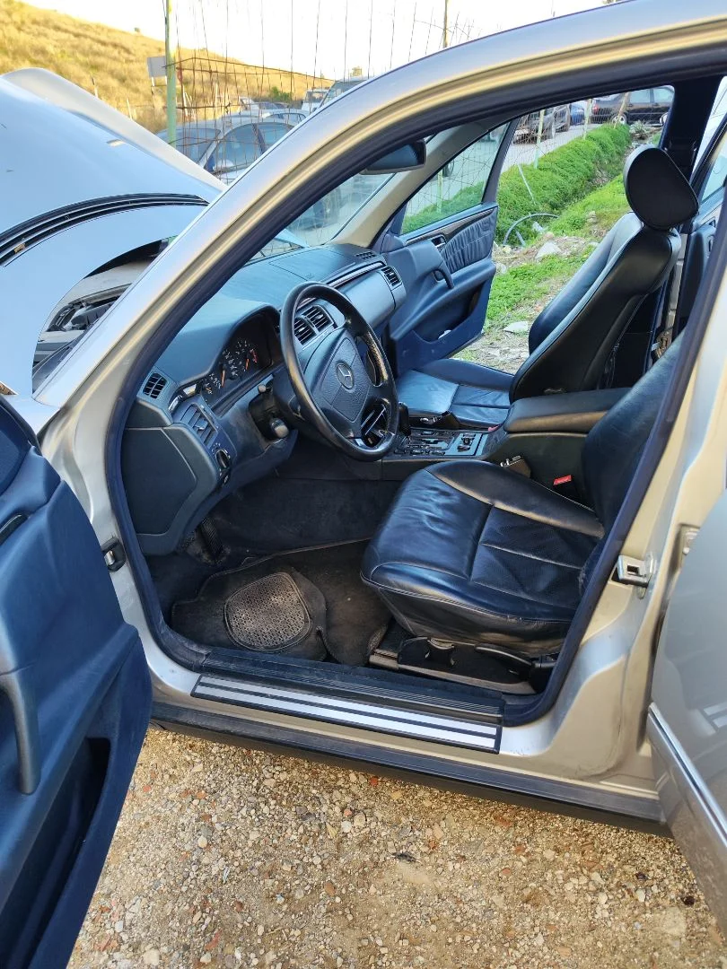 Foto de GOMAS CONTORNO PUERTA MERCEDES-BENZ CLASE E (BM 210) BERLINA 3.0 Turbodiesel CAT (177 CV / 130 KW)