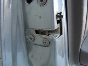 Foto de CERRADURA PUERTA TRASERA IZQUIERDA CHRYSLER JEEP GR.CHEROKEE (ZJ)/(Z) 5.2 V8 CAT (211 CV / 155 KW)
