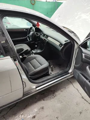 Foto de GOMAS CONTORNO PUERTA AUDI A6 BERLINA (4B2) 2.5 V6 24V TDI (150 CV / 110 KW)