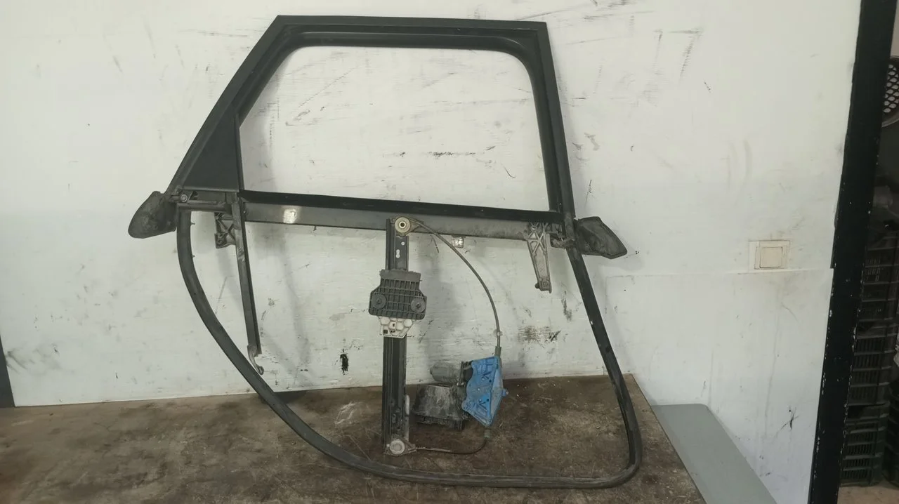 Foto de ELEVALUNAS TRASERO DERECHO AUDI A4 AVANT (8E) 3.0 V6 24V TDI (233 CV / 171 KW) referencia 8E0839462C