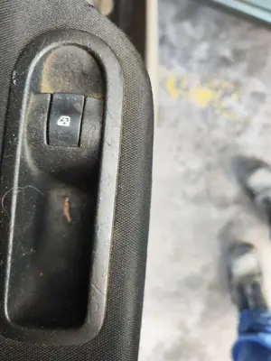 Foto de MANDO ELEVALUNAS TRASERO IZQUIERDO RENAULT MEGANE II BERLINA 5P 1.5 dCi Diesel (101 CV / 74 KW)