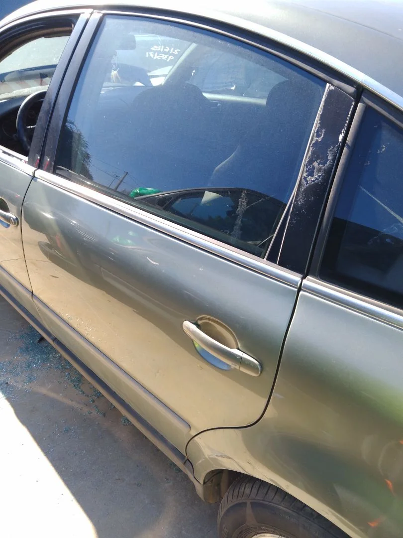 Foto de PUERTA TRASERA IZQUIERDA VOLKSWAGEN PASSAT BERLINA (3B3) 1.9 TDI (131 CV / 96 KW) referencia 3B5833051AB