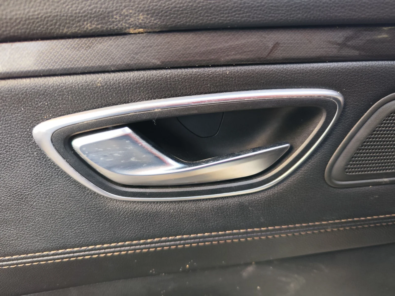 Foto de MANETA INTERIOR TRASERA IZQUIERDA RENAULT TALISMAN SPORT TOURER 1.6 dCi Diesel FAP Energy (131 CV / 96 KW) referencia 806718801R