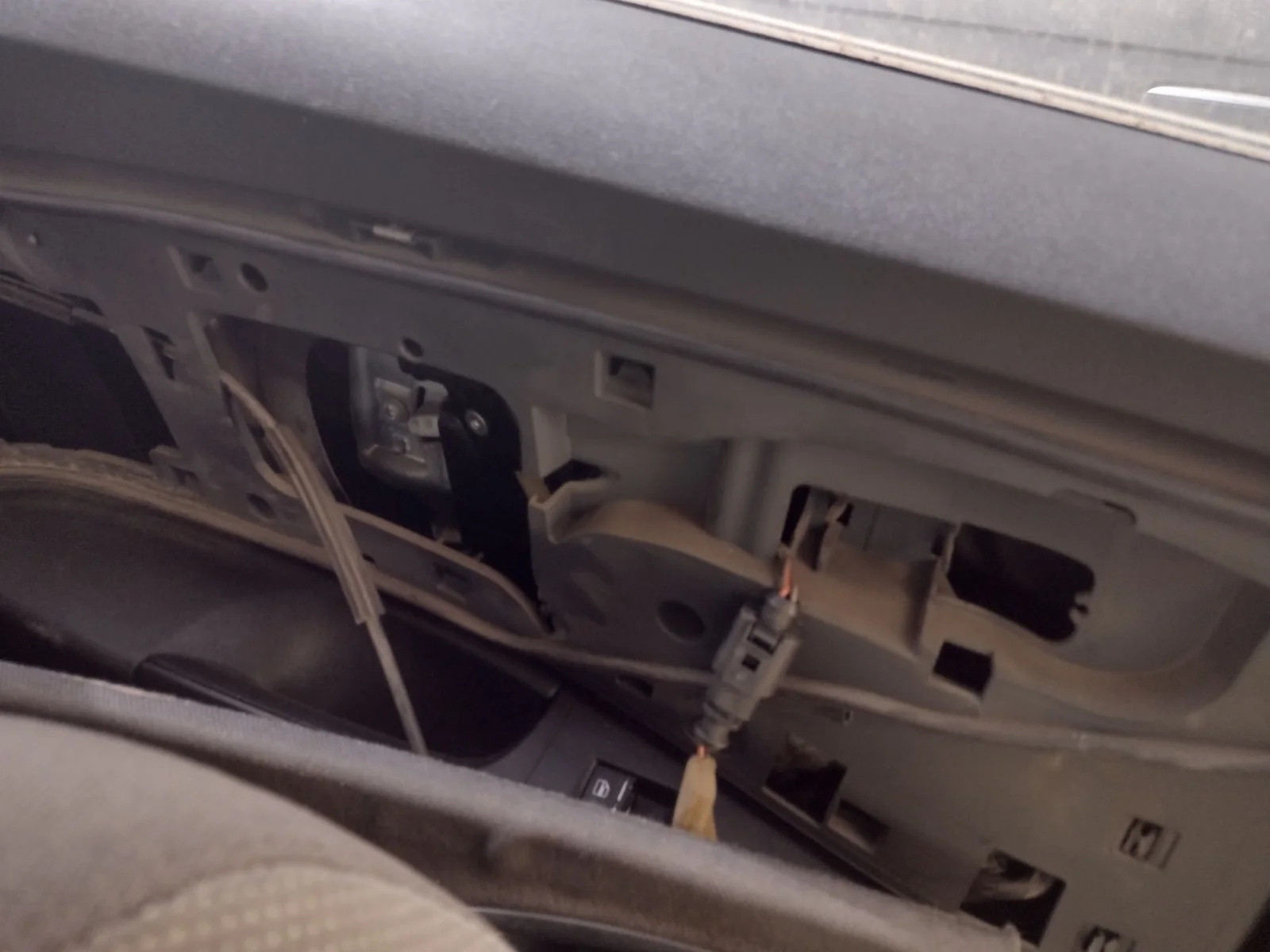 Foto de CERRADURA PUERTA TRASERA IZQUIERDA SEAT LEON (1P1) 2.0 TDI (140 CV / 103 KW) referencia 1P0839016