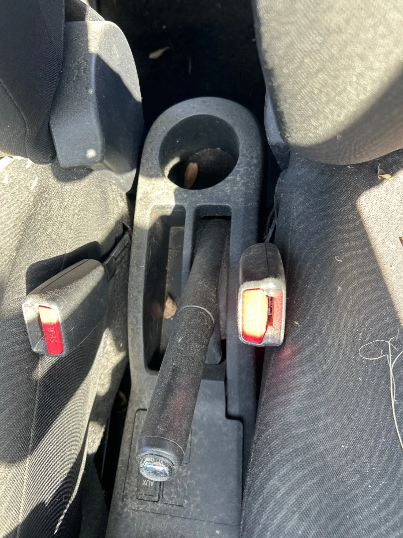 Foto de ENGANCHE CINTURON DELANTERO IZQUIERDO TOYOTA YARIS (KSP9/SCP9/NLP9) 1.3 16V CAT (101 CV / 74 KW) referencia 7323052030B2
