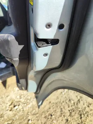 Foto de CERRADURA PUERTA TRASERA DERECHA LAND ROVER DISCOVERY 2.7 Td V6 CAT (190 CV / 140 KW) referencia LR091361