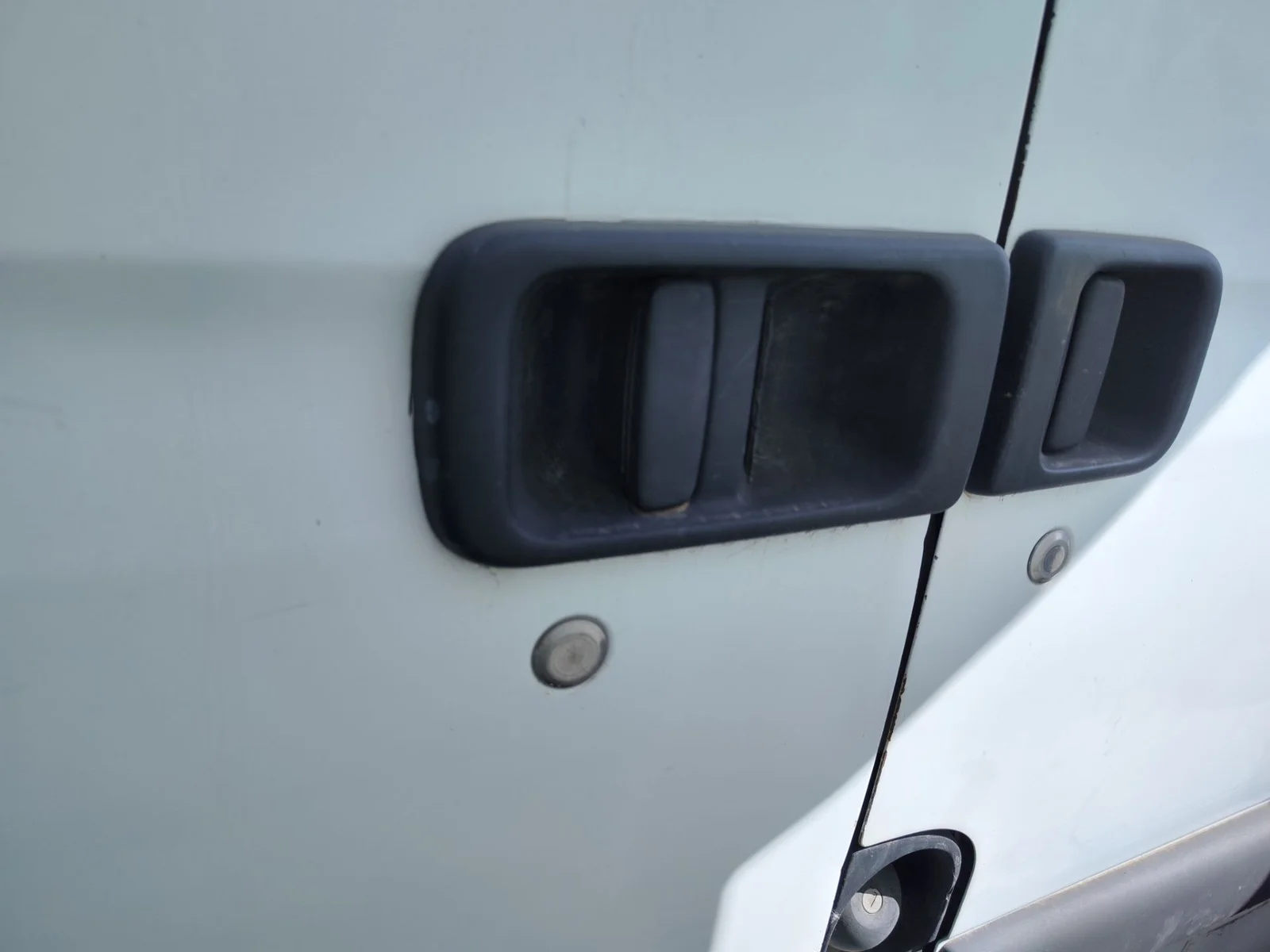 Foto de MANETA EXTERIOR LATERAL DERECHA NISSAN INTERSTAR (X70) 2.5 dCi Diesel CAT (114 CV / 84 KW)