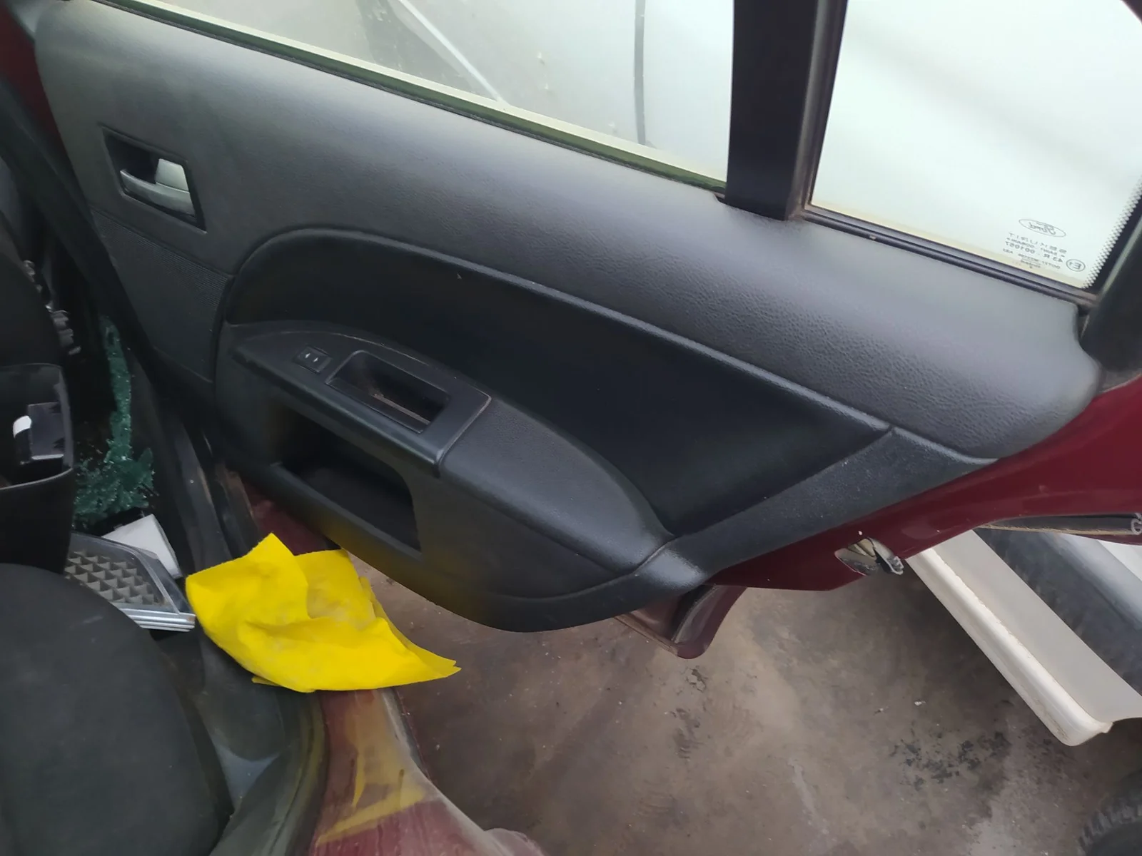 Foto de GUARNECIDO PUERTA TRASERA DERECHA FORD MONDEO BERLINA (GE) 2.0 TDCi TD CAT (116 CV / 85 KW) referencia 1331512