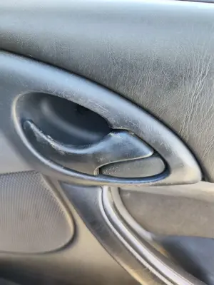 Foto de MANETA INTERIOR DELANTERA DERECHA FORD FOCUS FAMILIAR (CAK) 1.8 TDCi Turbodiesel CAT (116 CV / 85 KW) referencia 1097633