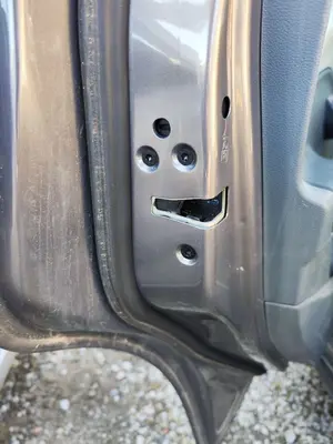 Foto de CERRADURA PUERTA TRASERA IZQUIERDA FORD C-MAX (CB7) 1.6 TDCi CAT (116 CV / 85 KW) referencia 2053473