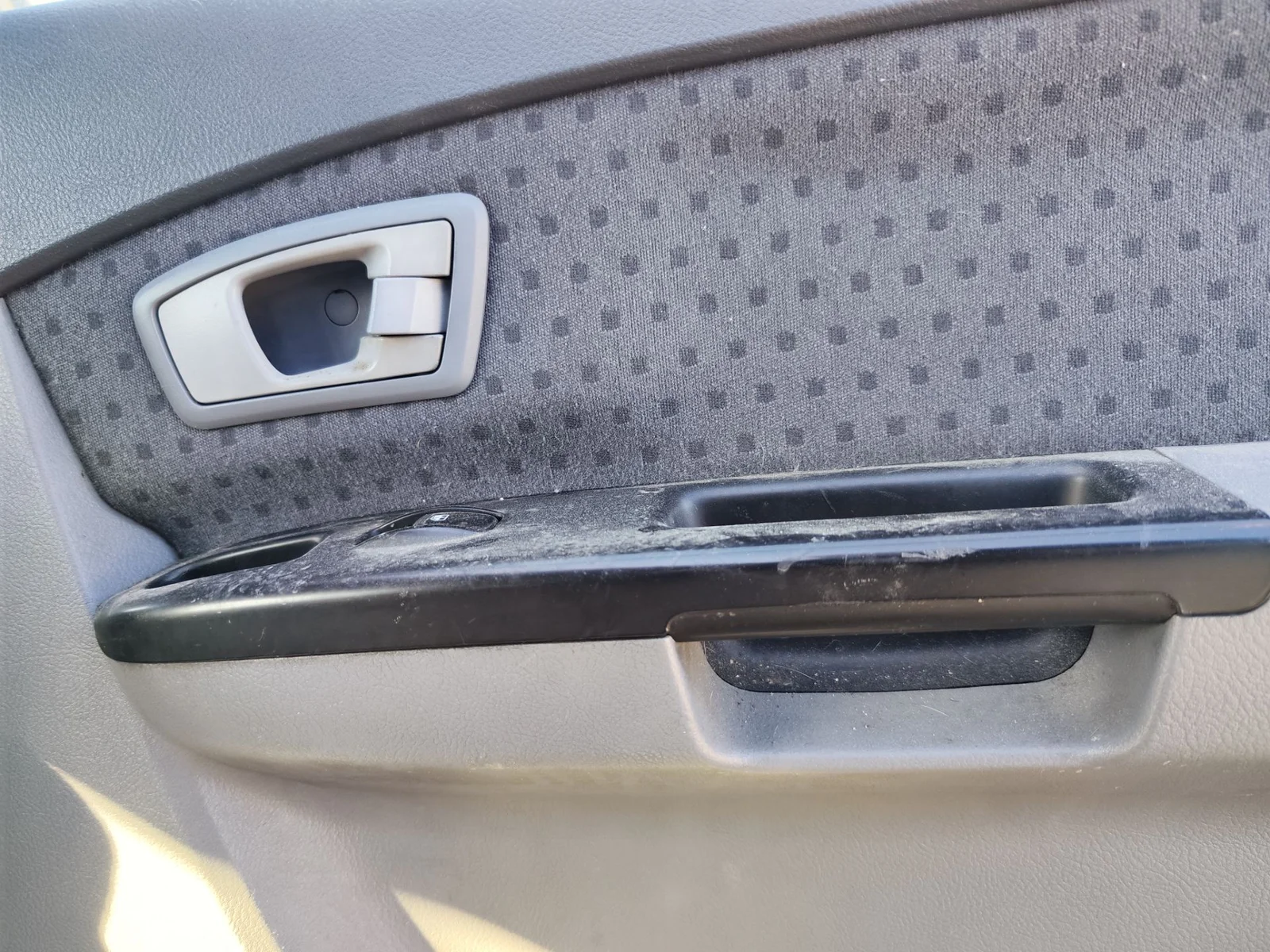 Foto de MANETA INTERIOR TRASERA DERECHA KIA CARENS (RS) 1.8 16V CAT (126 CV / 93 KW) referencia 0K2FA58330FKZ