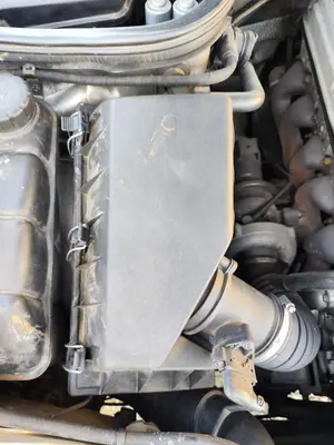 Foto de CAJA FILTRO AIRE MERCEDES-BENZ CLASE E (BM 210) BERLINA 3.0 Turbodiesel CAT (177 CV / 130 KW) referencia A6020902501