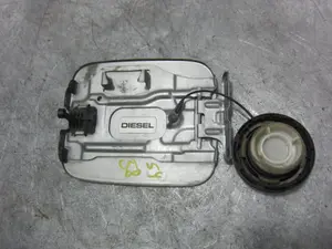 Foto de TAPA EXTERIOR COMBUSTIBLE SUZUKI IGNIS (RM/MH) 1.3 DDiS Diesel CAT (69 CV / 51 KW) referencia 8848815 foto 2