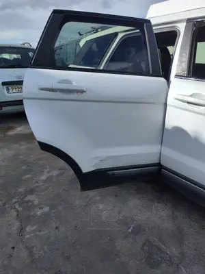 Foto de PUERTA TRASERA DERECHA LAND ROVER RANGE ROVER EVOQUE 2.0 Td4 CAT (150 CV / 110 KW) referencia LR028556 foto 2