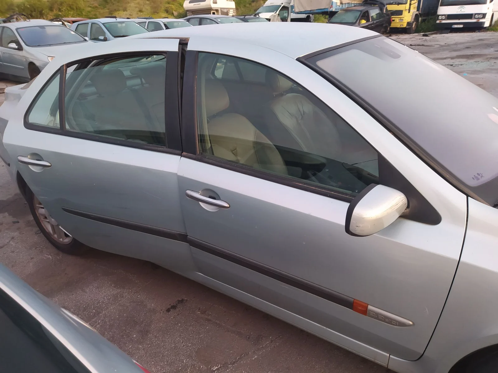 Foto de LUNA TRASERA DERECHA RENAULT LAGUNA II (BG0) 2.2 dCi Turbodiesel (150 CV / 110 KW) referencia 8200000388