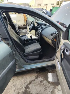 Foto de GOMAS CONTORNO PUERTA RENAULT MEGANE II BERLINA 5P 1.5 dCi Diesel (101 CV / 74 KW)