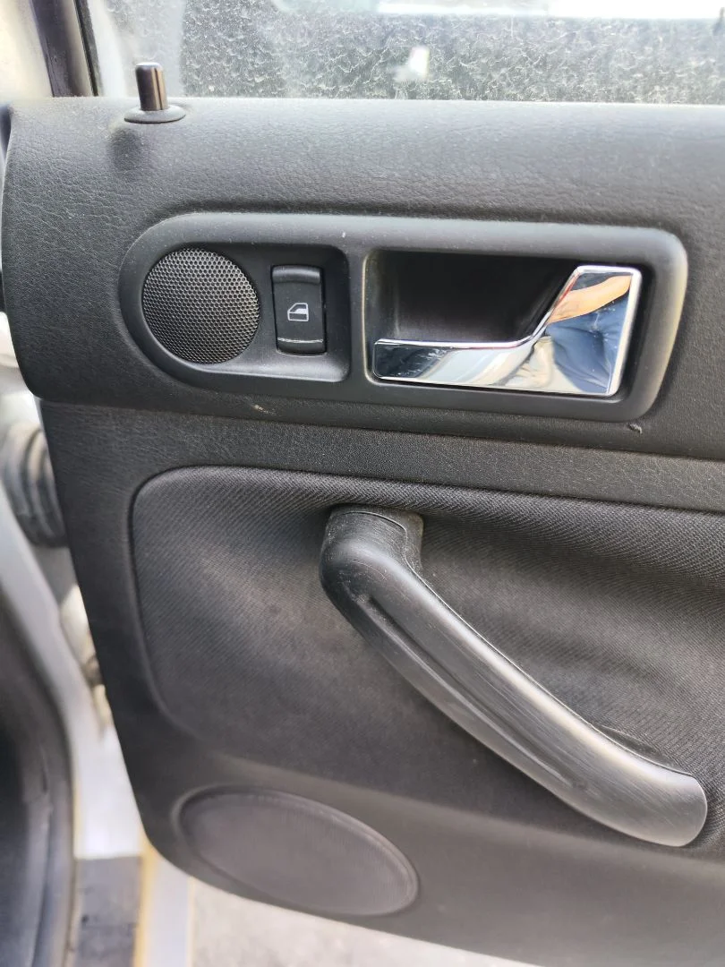 Foto de MANETA EXTERIOR TRASERA DERECHA VOLKSWAGEN GOLF IV BERLINA (1J1)(10.1997) 1.9 TDI (131 CV / 96 KW) referencia 3B0837207G FKZ