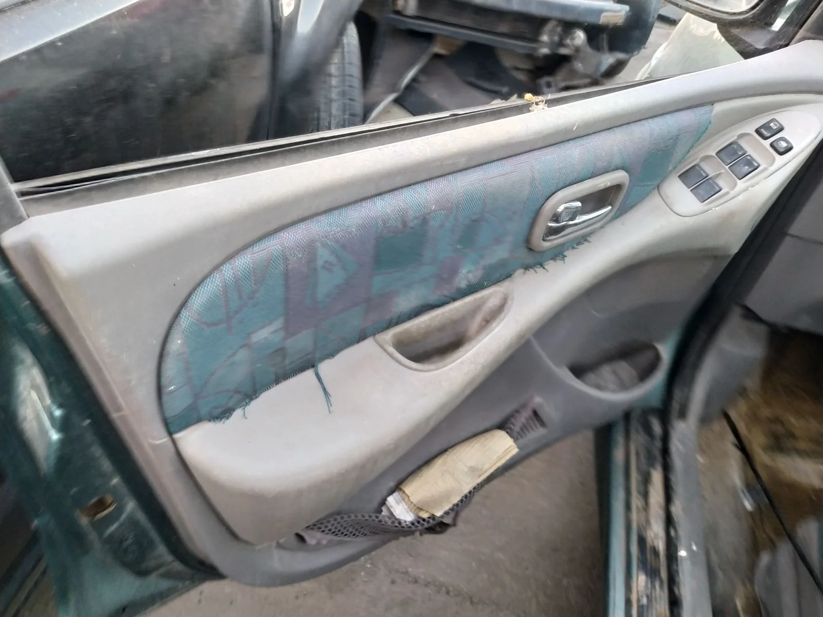 Foto de RETENEDOR PUERTA NISSAN ALMERA TINO (V10M) 1.8 16V CAT (114 CV / 84 KW)