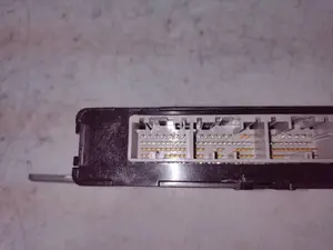 Foto de MODULO CONFORT TOYOTA YARIS (P13) referencia 896810D051 foto 3