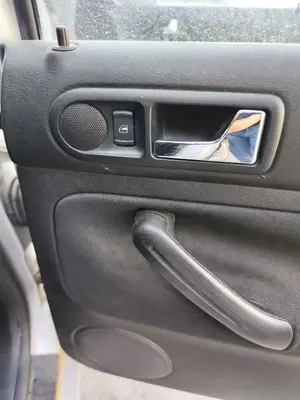 Foto de MANETA EXTERIOR TRASERA DERECHA VOLKSWAGEN GOLF IV BERLINA (1J1)(10.1997) 1.9 TDI (131 CV / 96 KW) referencia 3B0837207G FKZ