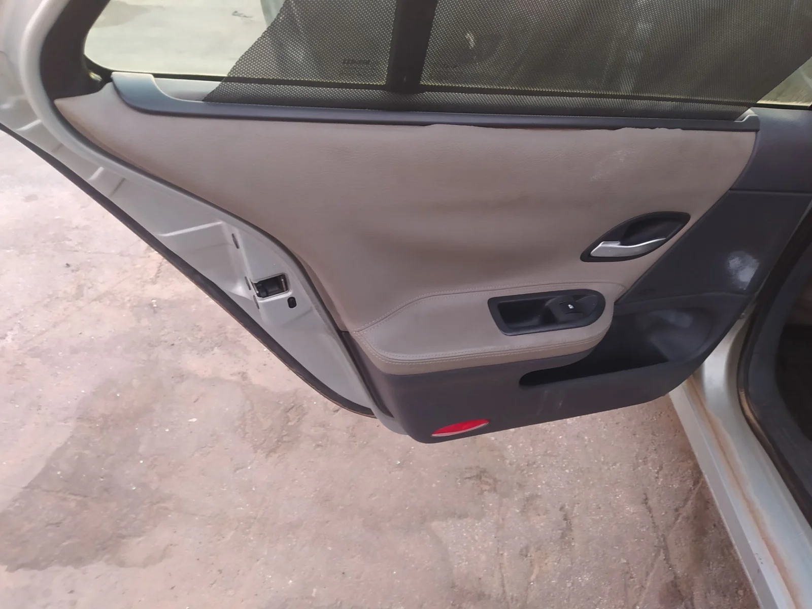 Foto de MANETA INTERIOR TRASERA IZQUIERDA RENAULT LAGUNA II (BG0) 2.2 dCi Turbodiesel (150 CV / 110 KW) referencia 8200000723