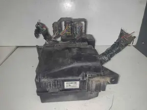 Foto de CAJA RELES / FUSIBLES MITSUBISHI GRANDIS (NA0W) 2.0 DI-D CAT (136 CV / 100 KW) referencia 504040180 foto 2
